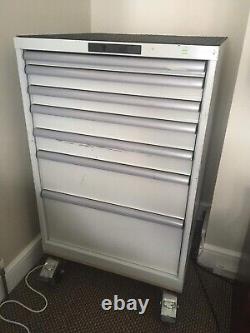 Metal tool chest with drawers