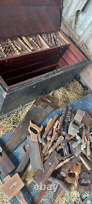 Coffre à outils de menuisier antique en pin et acajou avec outils