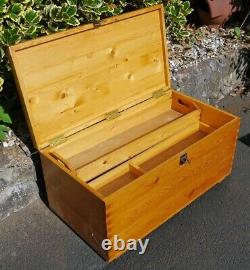 Grande malle en bois de pin vintage pour apprenti menuisier