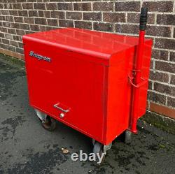 RARE Snap On Tools 26 Mobile Dog Box Tool Box Rolling Road Chest Cart + TOOLS<br/>
 <br/>
Les outils Snap On 26 Mobile Dog Box Tool Box Rolling Road Chest Cart + OUTILS RARE